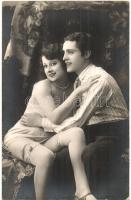 4 db régi erotikus fotó kisminkelt férfivel (?) (leszbikus pár?) / 4 vintage erotic photo with man i...