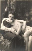 4 db régi erotikus fotó kisminkelt férfivel (?) (leszbikus pár?) / 4 vintage erotic photo with man i...