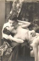 4 db régi erotikus fotó kisminkelt férfivel (?) (leszbikus pár?) / 4 vintage erotic photo with man i...