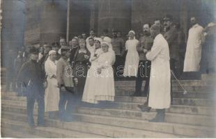 József főherceg látogatása egy hadi kórházban Vöröskeresztes nővérekkel és orvosokkal / Visit of Archduke Joseph Karl of Austria with Red Cross nurses and doctors. photo