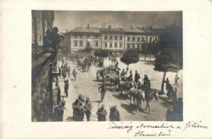 Ivano-Frankivsk, Stanislawów, Stanislau; Tüzérség átvonulása a Fő téren / WWI K.u.K. military, artillery crossing the main square, photo