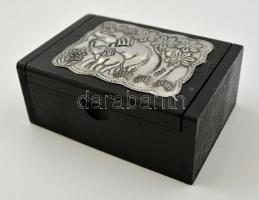 Elefántos kis dobozkák (9 db), mangó fa, fém lemez, 8,5×5,5 cm