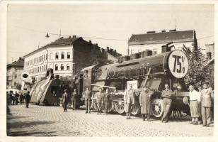 1934 Budapest, Nemzeti Munkahéten kiállított 424-es mozdony makett. photo