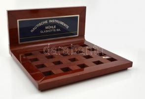 Bemutató fa állvány (Nautische Instrumente Mühle Glashütte/SA) felirattal, 34×31 cm