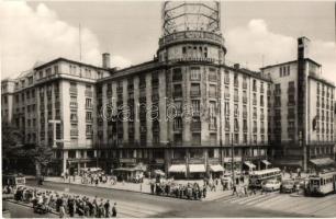 Budapest VIII. Rákóczi út és Tanács körút (Károly körút) sarok, villamosok, autóbusz, automobilok, üzletek, Állami Biztosító, Országos Takarékpénztár, Képzőművészeti Alap kiadása