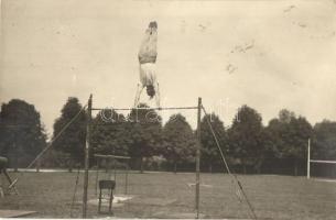 1914 Katonai torna verseny, nyújtógyakorlat / Military athlets during stretching exercises, photo