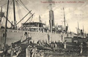 Truppeneinschiffung auf den Lloyddampfer Africa / Troops embarking on the Lloyd steamer Africa (EK)