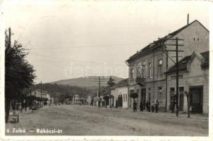 Zsibó, Jibou; Rákóczi út, Janovitz Emil, Józsa Sándor és Fülöp Pál üzlete / street view with shops