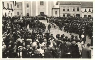 1938 Rozsnyó, Roznava; bevonulás, háttérben a Tátra Bank és Parfüméria / entry of the Hungarian troops, shops, bank vissza So. Stpl (fl)