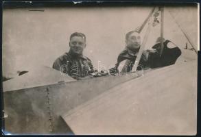 1913 Dancourt francia repülős és utasa. Az Est feliratozott sajtófotója / French aviator. Press photo. 16x12 cm