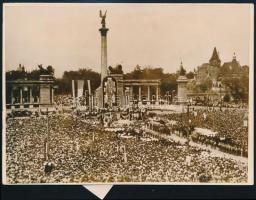 1947 Budapest Szent István napi körmenet. Feliratozott francia sajtófotó 18x14 cm