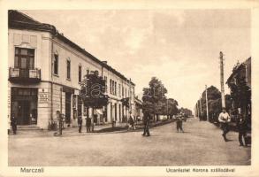 Marcali, utcakép, Korona szálloda, Kopári Jenő üzlete, M. kir. lőszer eladás, vas- és szerszámáruk