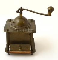 Régi csepel réz kávédaráló, sérüléssel, 10x10x17 cm.