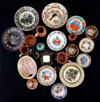 Nagy vegyes kerámia tétel: tányérok, kancsók, tálkák, köztük Korondi is, egy részük jelzett, jó állapotban, összesen kb. 25 db