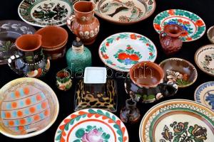 Nagy vegyes kerámia tétel: tányérok, kancsók, tálkák, köztük Korondi is, egy részük jelzett, jó álla...