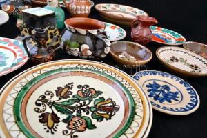 Nagy vegyes kerámia tétel: tányérok, kancsók, tálkák, köztük Korondi is, egy részük jelzett, jó álla...