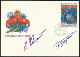 Pham Tuân (1947- ) vietnámi és Viktor Gorbatko (1934- ) szovjet űrhajósok aláírásai emlékborítékon /
Signatures of Pham Tuân (1947- ) Vietnamese and Viktor Gorbatko (1934- ) Soviet astronauts on envelope