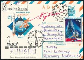 Alekszej Gubarev (1931-2015) szovjet és Vladimír Remek (1948- ) cseh űrhajósok aláírásai emlékborítékon /  Signatures of Aleksey Gubarev (1931-2015) Soviet and Vladimír Remek (1948- ) Czech astronauts on envelope