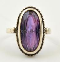 Ezüst(Ag) gyűrű ametiszt kővel(kis sérüléssel), jelzett, méret: 51, deformációval, bruttó: 3,7 g