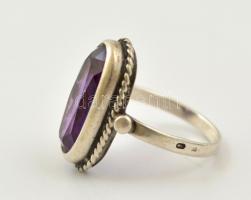 Ezüst(Ag) gyűrű ametiszt kővel(kis sérüléssel), jelzett, méret: 51, deformációval, bruttó: 3,7 g