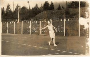 Ótátrafüred, Stary Smokovec, Alt-Schmecks; teniszező a teniszpályán / tennis player, tennis court, Foto Dietz photo (felületi sérülés / surface damage)