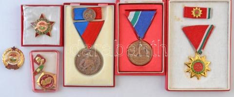 11db-os vegyes szocialista kitüntetés és jelvény tétel, közte "A Haza Fegyveres Szolgálatáért&q...
