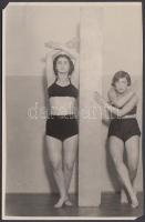 1930 A Szentpál Olga mozgásművészeti iskola két tagjának Olló paddal című mozdulat-kompozíciója, sarkain hiányok, 16x11cm