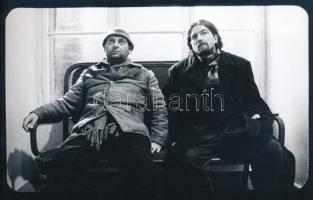 3 db modern filmfotó a Sátántangóból, hátuljukon feliratozva, 13×18 cm