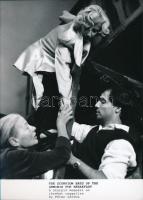 6 db modern filmfotó az A skorpió megeszi az ikreket reggelire c. filmből, hátuljukon feliratozva, 1...