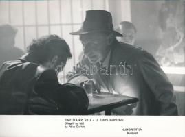 8 db filmfotó a Megáll az idő c. filmből, hátuljukon feliratozva, 13×18 cm