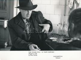 8 db filmfotó a Megáll az idő c. filmből, hátuljukon feliratozva, 13×18 cm