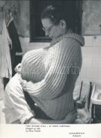 8 db filmfotó a Megáll az idő c. filmből, hátuljukon feliratozva, 13×18 cm