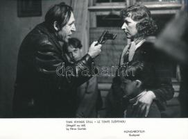 8 db filmfotó a Megáll az idő c. filmből, hátuljukon feliratozva, 13×18 cm