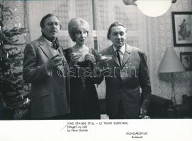 8 db filmfotó a Megáll az idő c. filmből, hátuljukon feliratozva, 13×18 cm