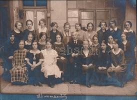 1925 Az újpesti polgári iskola női szabó szakosztályának végzős diákjai, hátoldalon feliratozva, 16x22 cm