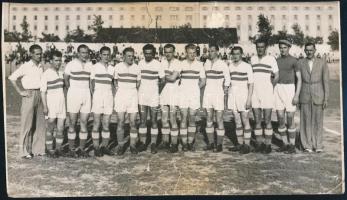 1937 A szolnoki focicsapat, csoportkép, hátulján feliratozva, pecséttel jelzett, sérült, 13,5×23,5 cm