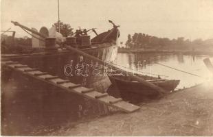 DDSG uszály a parton / Hungarian barge on the riverside, photo (EK)