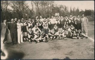 1932 A Beszkárt és az Universitatea csapatai, fotó, hátulján feliratozva, 9×14 cm