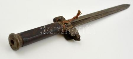 cca 1914-1945 Magyar szurony, koronás kiscímerrel, sorozatszámmal, pengehossz: 34 cm, teljes hossz: ...