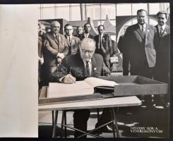 1970 Moszkva, ,,Magyar jubileumi népgazdasági kiállítás" c. fotóalbum, 44 db vintage fotóval a kiállított termékekről, a magyar küldöttségről, 23,5x29,5 cm