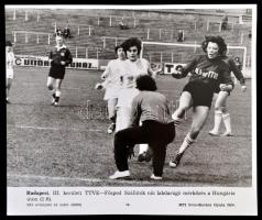 1971 Budapest, III. kerületi TTVE - Fősped Szállítók női labdarúgó mérkőzés, MTI sajtófotó, feliratozva, 20,5x24,5