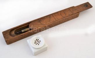 Régi fa tolltartó benne fa nyelű írótollal + porcelán tinta hintőpor tartó, 24x3x2 cm és 4x4x3 cm