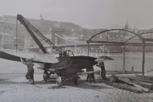 cca 1944 Budapest, bontják a Lánchíd pesti hídfőjénél, az alsó rakparton állott raktárakat, 3 db sza...