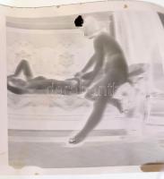 cca 1970 Erotikus és pornográf fotónegatív, két tekercsben összesen 20 kocka, néhányon apró sérülés,...