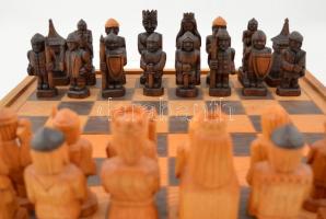 Magyar/erdélyi motívumos kézzel faragott sakk-készlet, jelzett (AK), teljes, szép állapotban, 38×38 ...