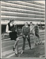 1968 Magyar divatfotók Londonban, Helsinkiben és Berlinben, 3 db feliratozott vintage fotó, 17,5x24 ...