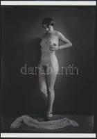 cca 1928 Demeter Károly (1892-1983) párizsi korszakából való, szolidan erotikus, jelzetlen fénykép, vintage üveglemez negatívról készült, mai nagyítás a szerző hagyatékából, 25x18 cm