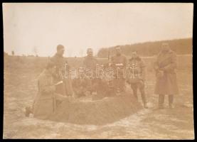 1916 Egy magányos katonasírnál Zlota-Lipai erdőnél (Keleti Front, Ukrajna), fotólap, 7x10 cm.