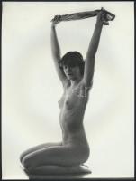 cca 1976 Tanulmányok a meztelen testről, szolidan erotikus képek, 3 db jelzés nélküli vintage fotó, ...