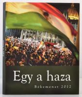 Egy a haza. Békemenet 2012. Szerk.: Bayer Zsolt. h. n., 2012, Méry Ratio Kiadó. Kiadói kartonált papírkötésben, papír védőborítóval. Bayer Zsolt által dedikált példány!